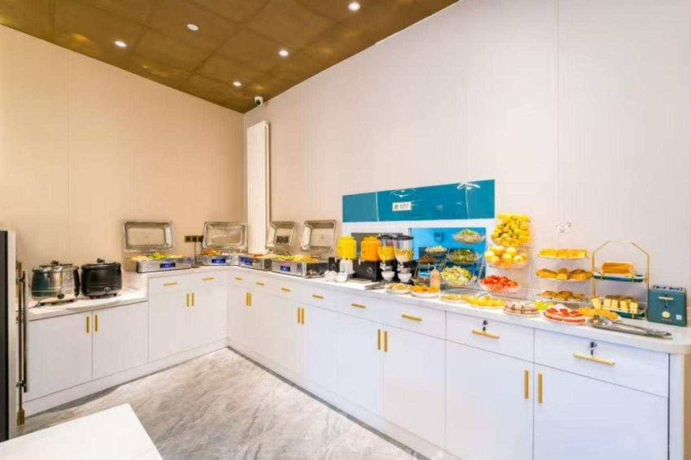 Dequan Luxury Cbd Branchcoffee, Fruits, Snacks, A Gym And A Laundry Are Provided For Free In The Lobby Hotel Beijing